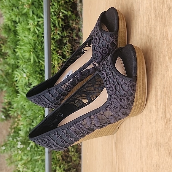 American Eagle Lace Peep Toe Wedge Size 6 - Picture 3 of 11